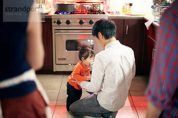 Kleinkind beim Tee in der Küche