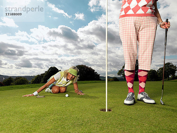 Ältere Damen beim Golfspielen