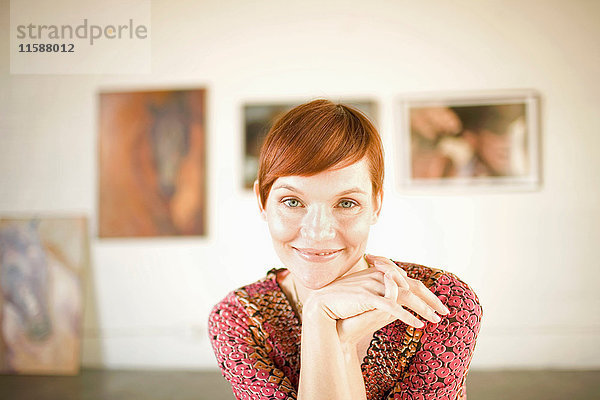 Frau in Kunstgalerie