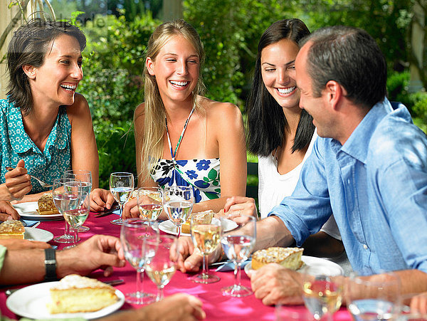 Freunde beim Mittagessen  im Freien