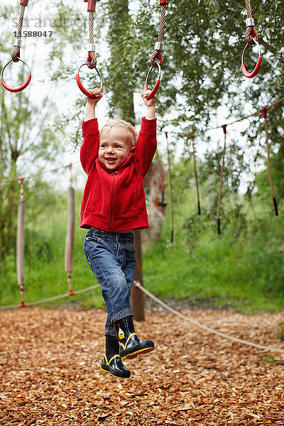 Kleinkind Junge spielt auf dem Spielplatz