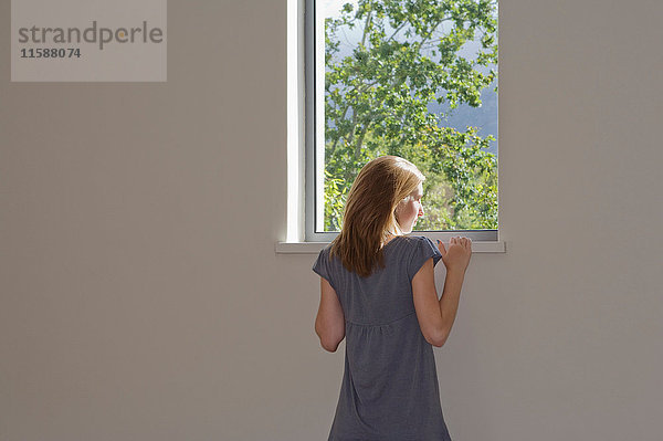 Frau  die aus dem Fenster schaut