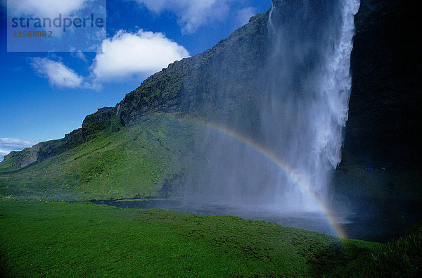 Regenbogen und Wasserfall