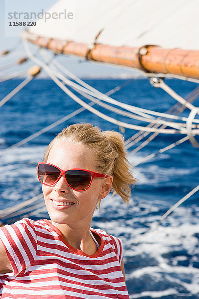 Frau  die auf einem Segelboot sitzt
