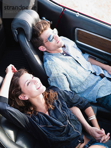 Paar im offenen Wagen liegend