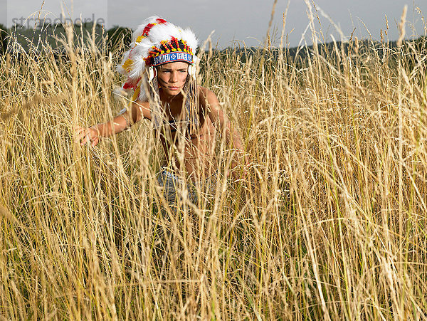 Als nordamerikanischer Indianer verkleideter Junge