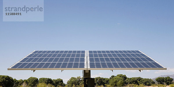 Zur Sonne geneigte Photovoltaik-Paneele