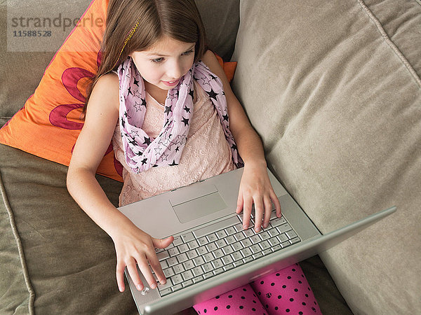 Mädchen mit Laptop auf Sofa  erhöhte Ansicht