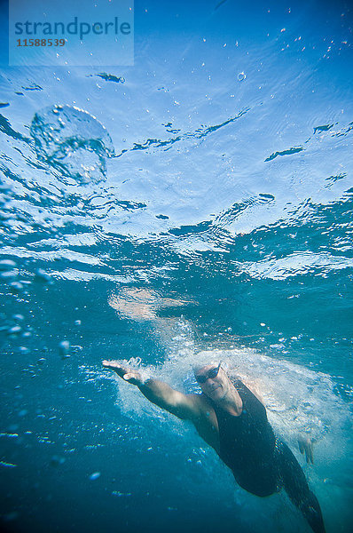 Schwimmtraining im Ozean