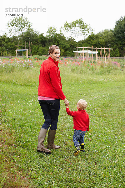 Mutter und Sohn auf dem Feld unterwegs