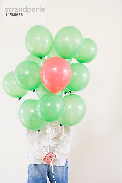 Mädchen spielen mit Ballons