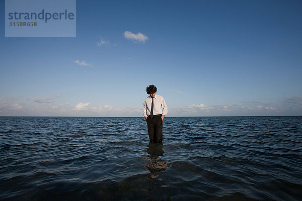 Geschäftsmann im Meer stehend