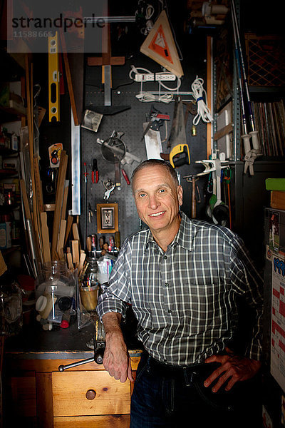 Leitender Mann im Workshop  Porträt