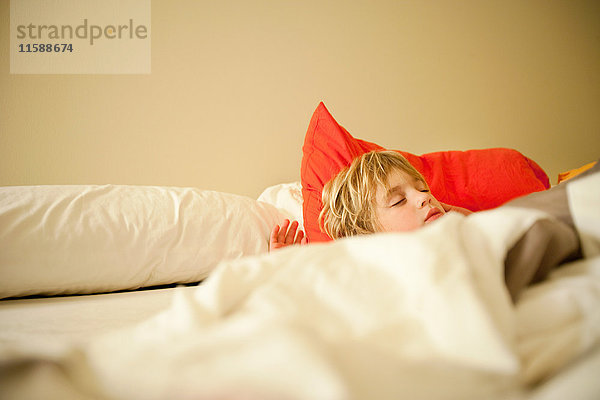 Junge schläft im Bett