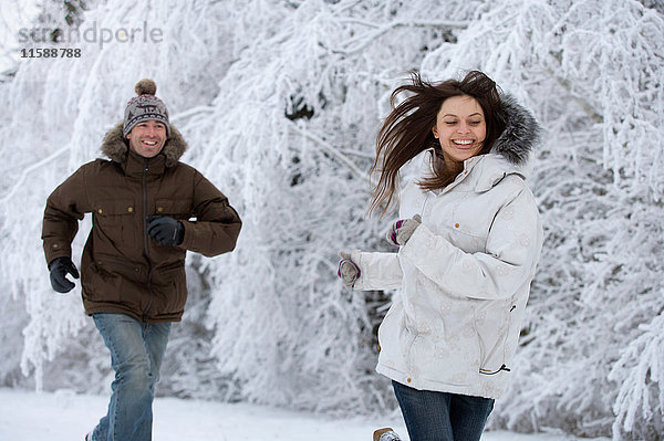 Ehepaar läuft im Schnee.