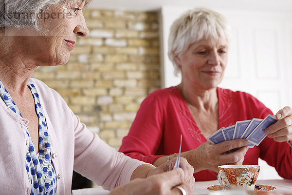 Seniorinnen beim Kartenspielen zu Hause