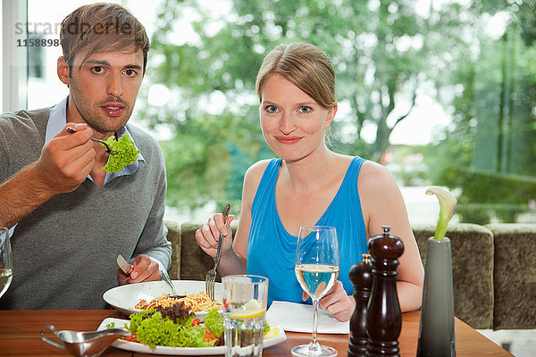 Ehepaar beim gemeinsamen Essen im Restaurant