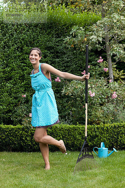 Gartenarbeit der Frau im Hinterhof