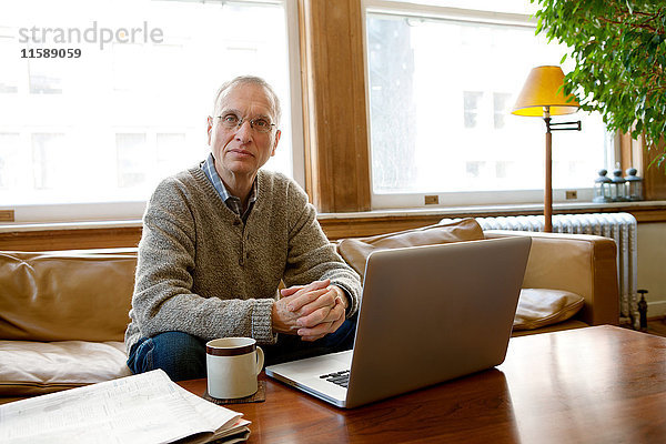 Älterer Mann bei der Arbeit am Laptop  Portrait