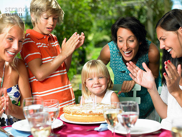 Menschen  die den Geburtstag eines Mädchens feiern