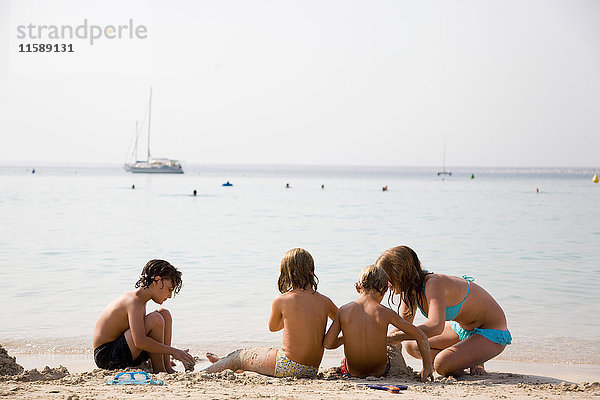 Gruppe von am Strand spielenden Kindern