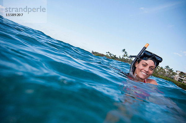 Frau schnorchelt im tropischen Ozean