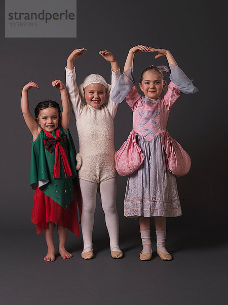 Drei kleine Ballerinas posieren.