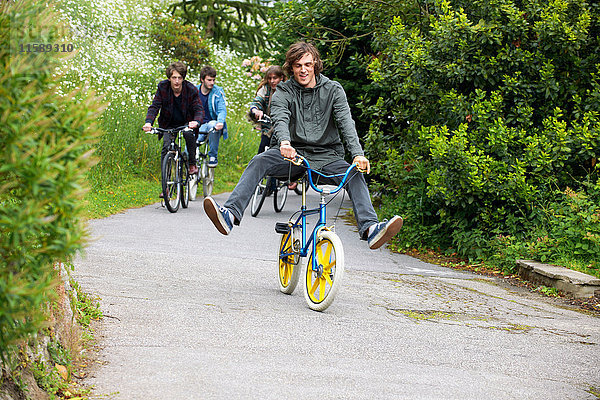 Jugendliche beim Fahrradfahren im Park