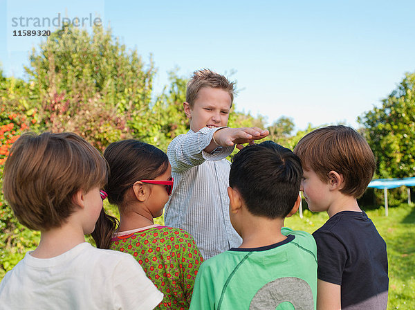 Draußen spielende Kinder