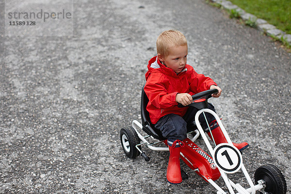 Kleinkind Junge fährt Gokart