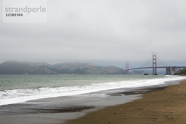 Golden Gate Bridge im Nebel  San Francisco  Kalifornien  USA