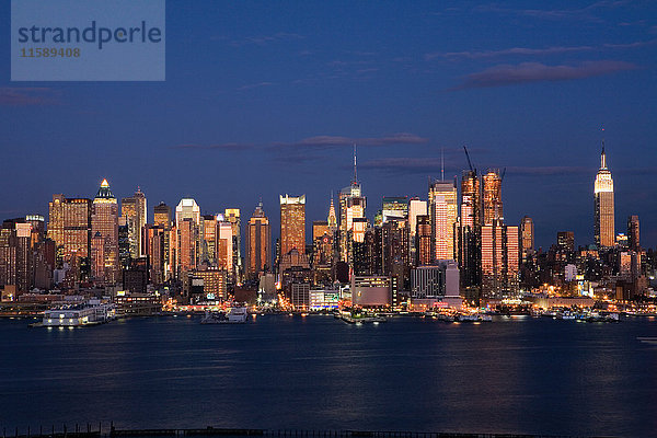 Blick auf Manhattan und Hudson River in der Abenddämmerung  New York City  USA