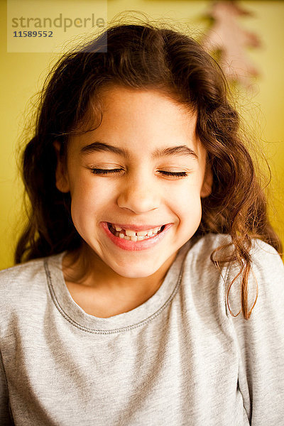 Porträt eines lachenden Mädchens