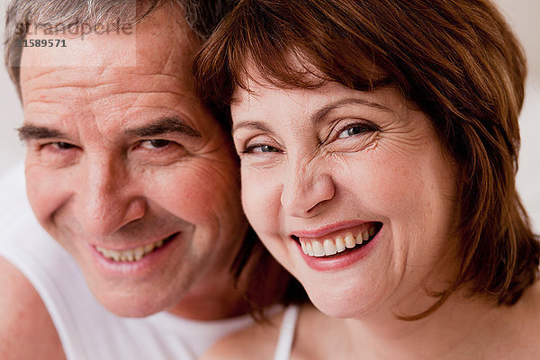 Älteres Ehepaar mit lächelnden Köpfen