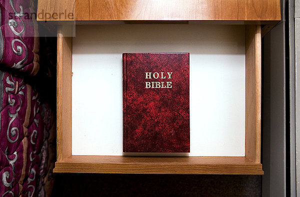 Heilige Bibel in der Schublade im Motelzimmer