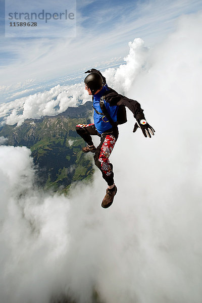 Fallschirmspringer über Saanen  Schweiz
