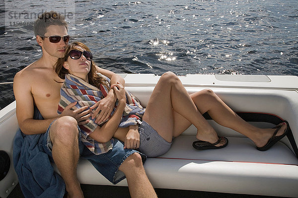 Ehepaar entspannt sich im Schnellboot auf dem See