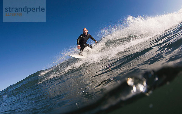 Surfer reitet Welle im Ozean