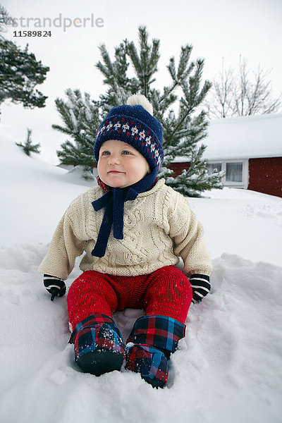 Lächelndes Baby im Schneetreiben