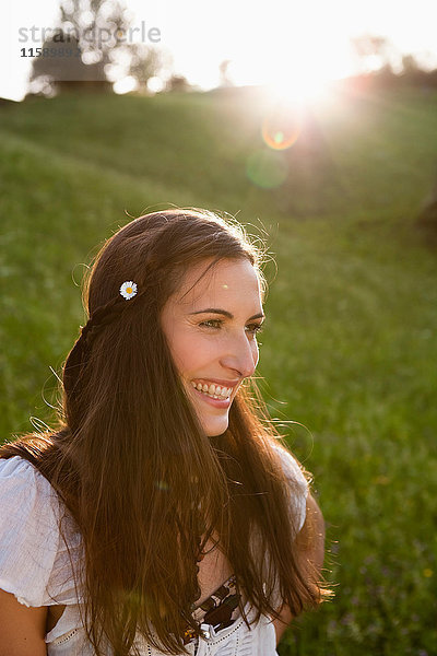 Lächelnde Frau mit Blume im Haar