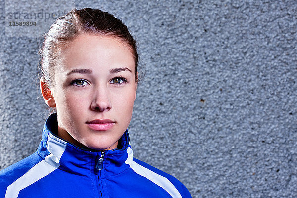 Porträt einer jungen Frau im blauen Trainingsanzug