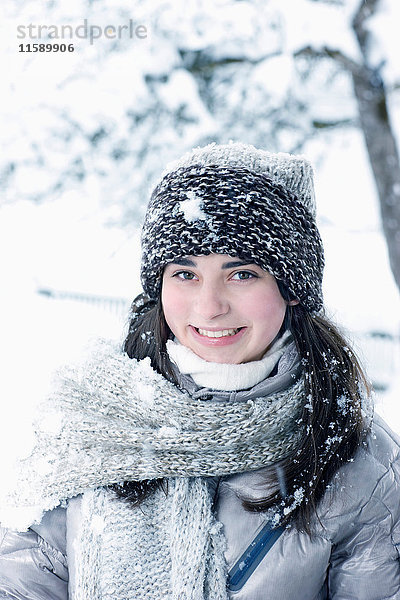 Junge Frau im Winteroutfit lächelt