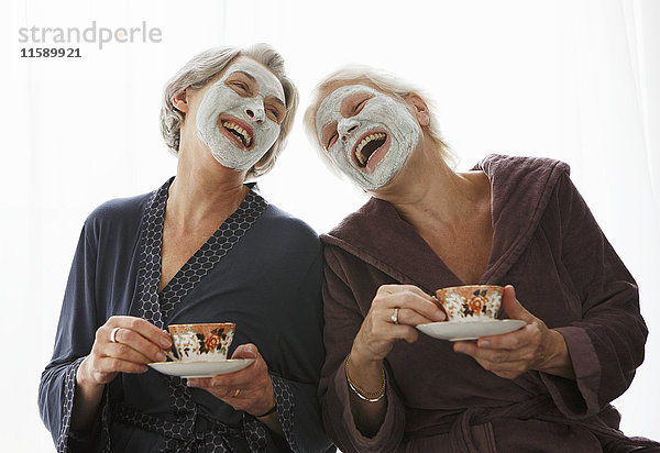 Seniorinnen in Schönheitsmasken  lachend