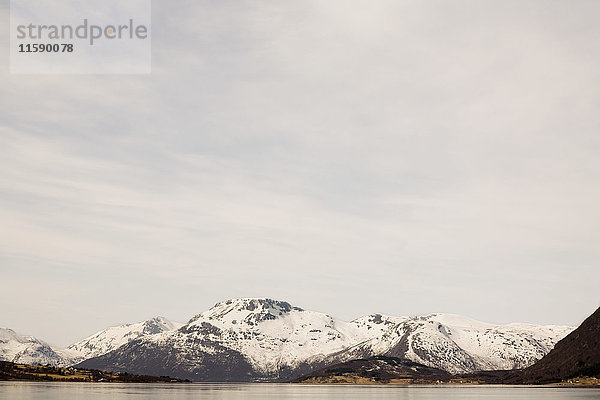 Schneebedeckte Berge und Fjord  Lofoten  Norwegen