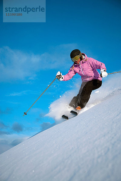 Frau Extrem-Skifahren im Pulverschnee