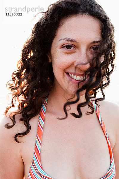 Lächelnde Frau im Bikini im Freien