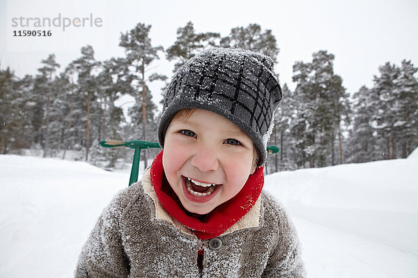 Glücklicher Junge in Schneelandschaft