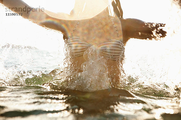 Frau spielt im Wasser