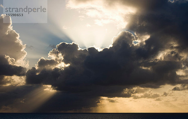 Sonne bricht hinter einer Wolke auf Antigua