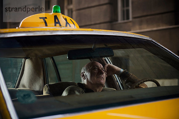 Taxifahrer Warten auf Fahrgeld im Taxi